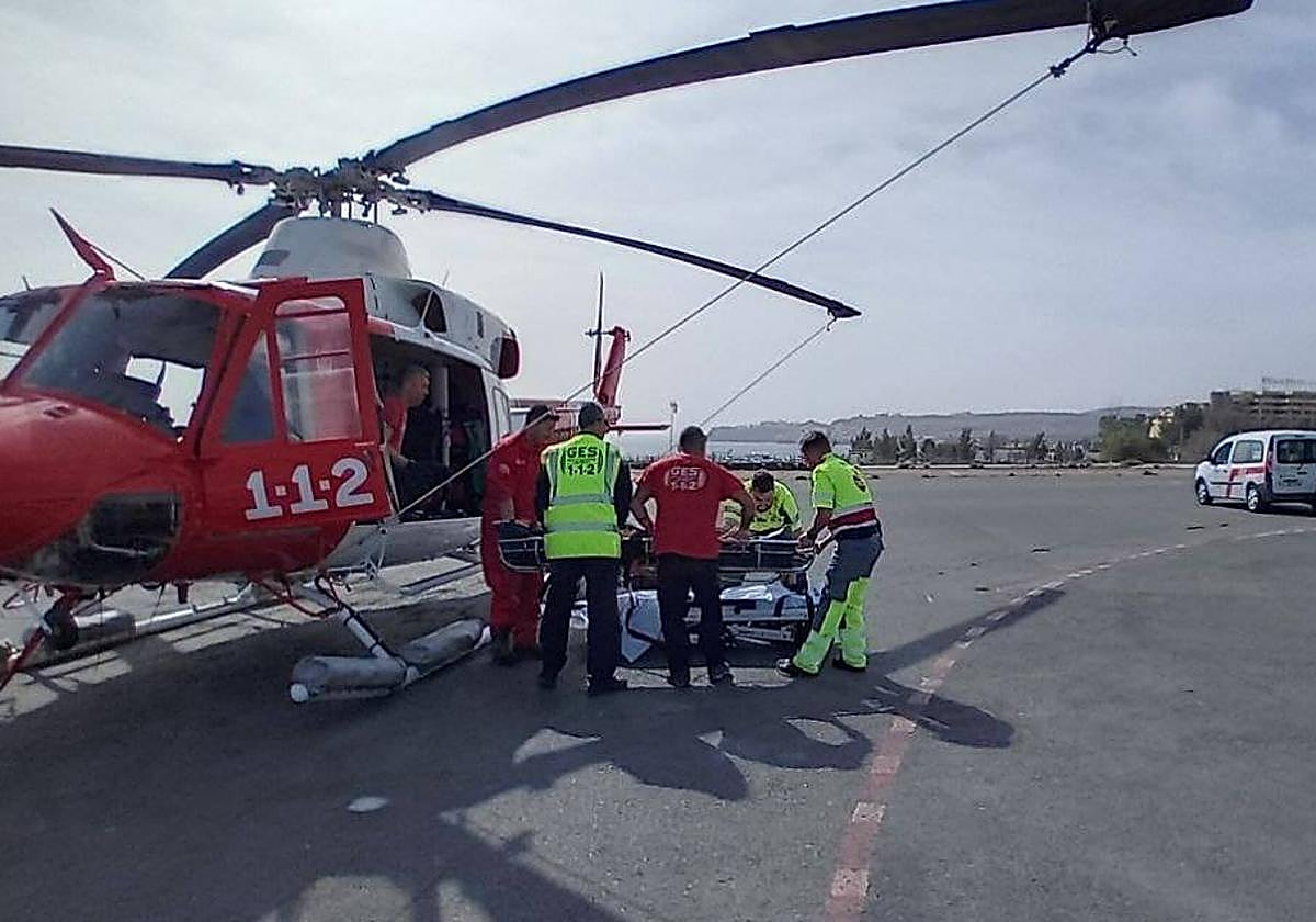 Imagen del herlicóptero en el traslado de la afectada.