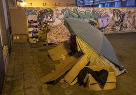 Espacio habitado por personas sin hogar en la calle de Francisco Gourie.