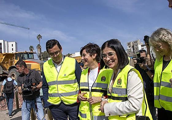 La ministra acompañada por la alcaldesa de Las Palmas de Gran Canaria, Carolina Darias; y el consejero de Obras Públicas y Vivienda del Gobierno de Canarias, Pablo Rodríguez.