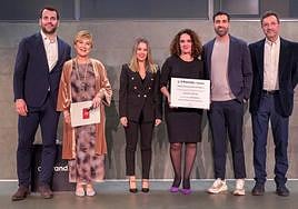 Natalia Santana, directora general de Infecar, muestra el premio recibido por la marca.