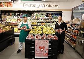 El equipo de SPAR Ángel Guimerá con la fresa local.