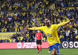 Álex Suárez celebra el 1-0, logrado cuando el tiempo ya expiraba. Al fondo, la grada se cae de felicidad.