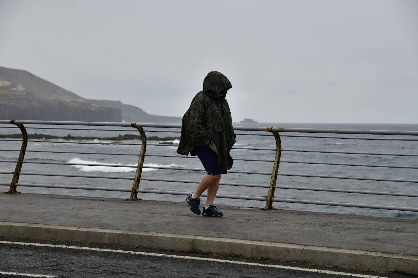 Imagen de una persona caminando paseando a orillas del mar.