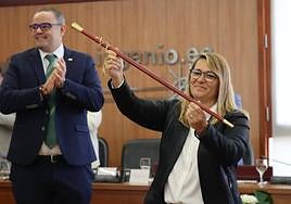 Imagen de Vanesa Martín con el bastón de mando.