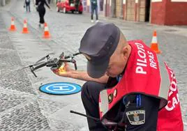 Un agente de la Policía Local de Santa Cruz de La Palma opera un dron.