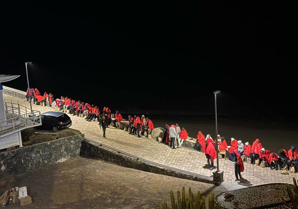 Imagen de los migrantes llegados a la playa de Melenara a última hora de ayer.
