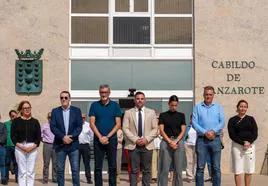 Imagen de varios miembros de la institución cabildicia de Lanzarote guardando un minuto de silencio por los guardias civiles asesinados en Cádiz.