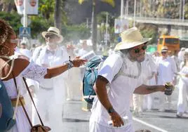 Los polvos de talco tiñen las calles de Santa Cruz de La Palma.