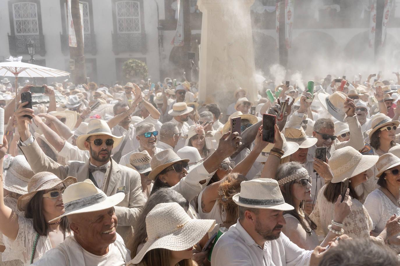 Alegría, diversión y muchos polvos de talco en Los Indianos 2024