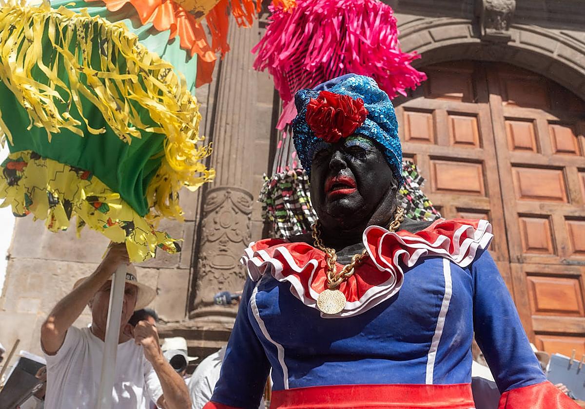 Alegría, diversión y muchos polvos de talco en Los Indianos 2024