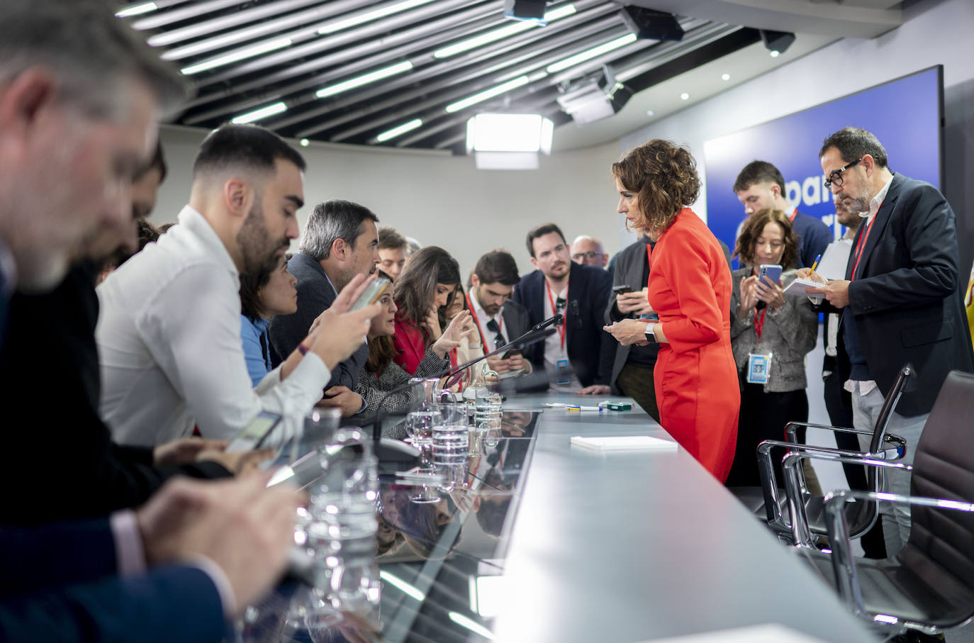 La vicepresidenta Montero, con periodistas en Moncloa.