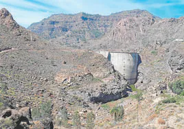 Vista del muro de la presa de Soria, el vaso inferior del salto de agua de la central hidroeléctrica.