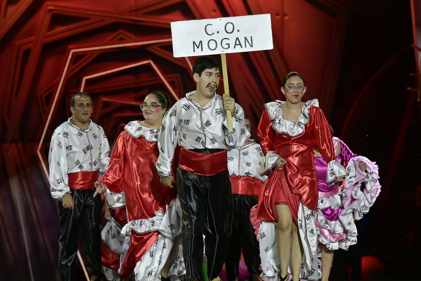 El carnaval de integración reparte ilusión en el escenario del Puerto