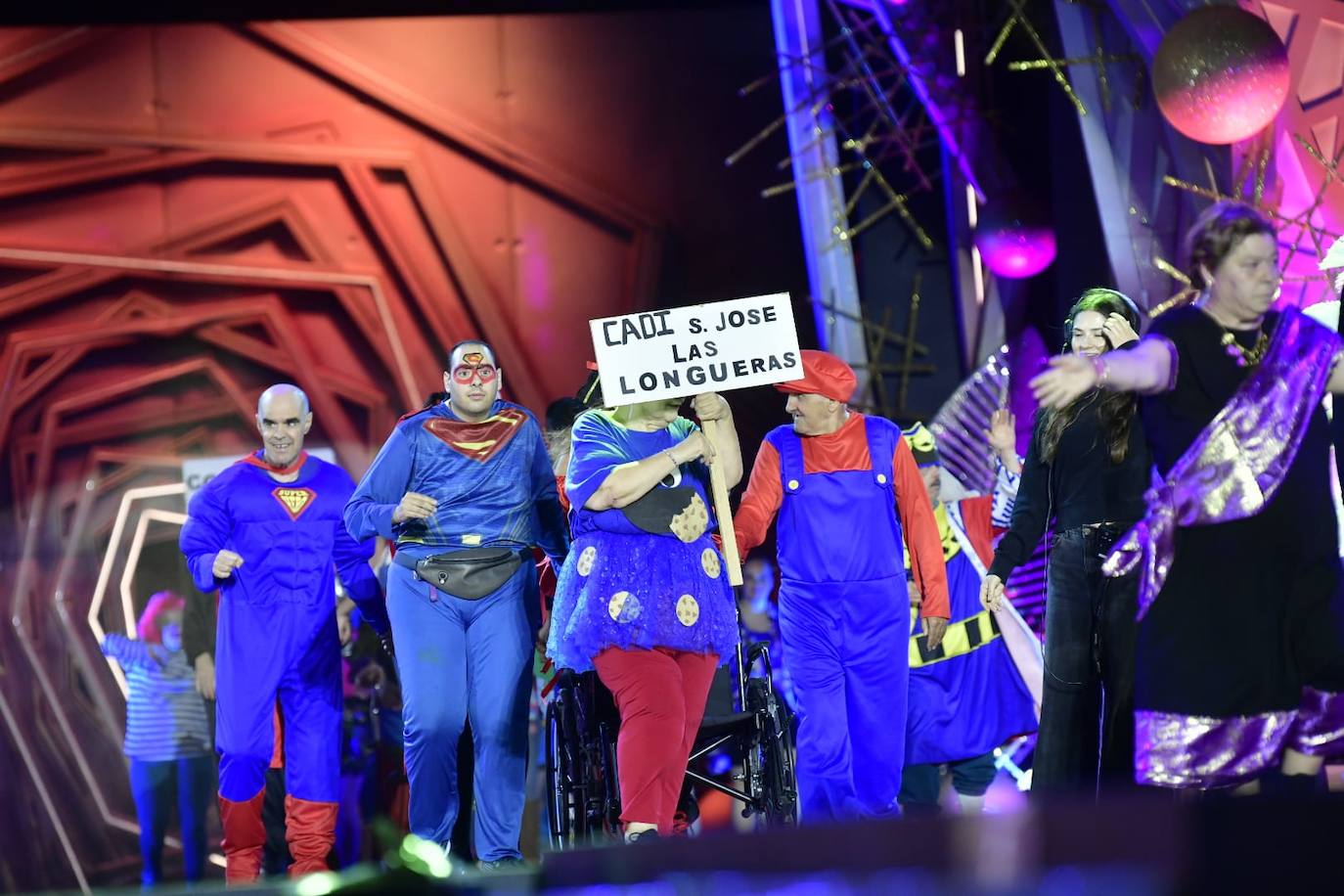 El carnaval de integración reparte ilusión en el escenario del Puerto