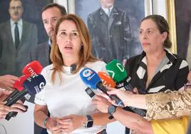 Lola García, presidenta majorera, entre Luis González, consejero de Transportes, y Marlene Figueroa, responsable insular de Turismo.