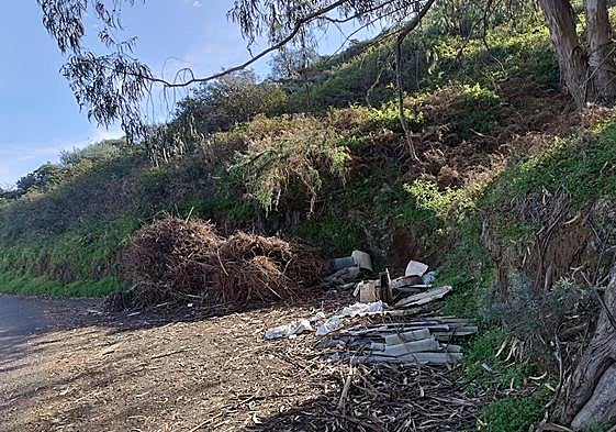 Imagen del vertido localizado por La Vinca en suelo rústico de Teror.