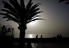 Imagen de Playa del Inglés, este miércoles, donde se aprecia el polvo en suspensión.