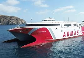 El ferry de alta velocidad de Armas Trasmediterránea, entrando a Morro Jable.