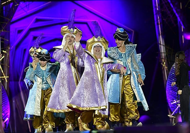 El carnaval de la integración reparte ilusión en el escenario del Puerto.