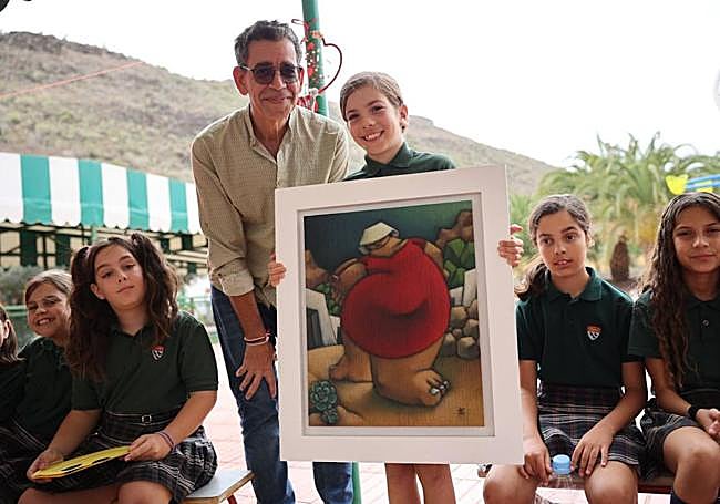 El artista Octavio del Toro entregó su cuadro 'Bejeque' a la alumna Gabriela Villalva.