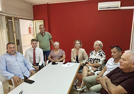 Un momento de la reunión del PSOE con los representantes de los mercadilleros.