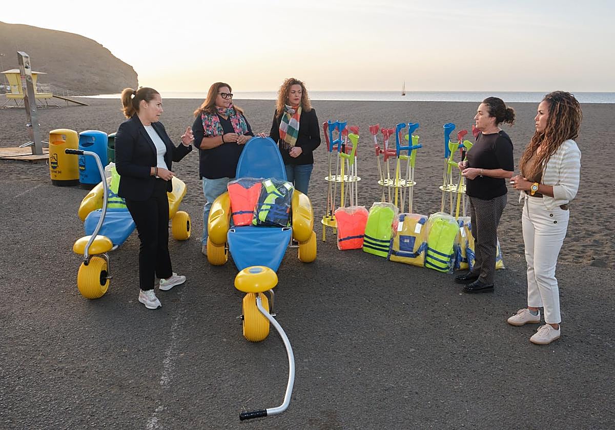 La alcaldesa Candi Umpiérrez y la presidenta Lola García, entre otras responsables, con el material adaptado, en la playa de Gran Tarajal.