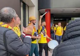 Aficionados amarillos animando al Granca en los prolegómenos del encuentro frente al Valencia Basket.
