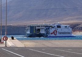 El ferry de Armas Trasmediterránea parte del puerto de Morro Jable.