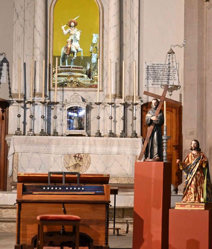 Imagen secundaria 2 - Imágenes del acto de presentación de las obras restauradas en la iglesia de Santiago de Gáldar.