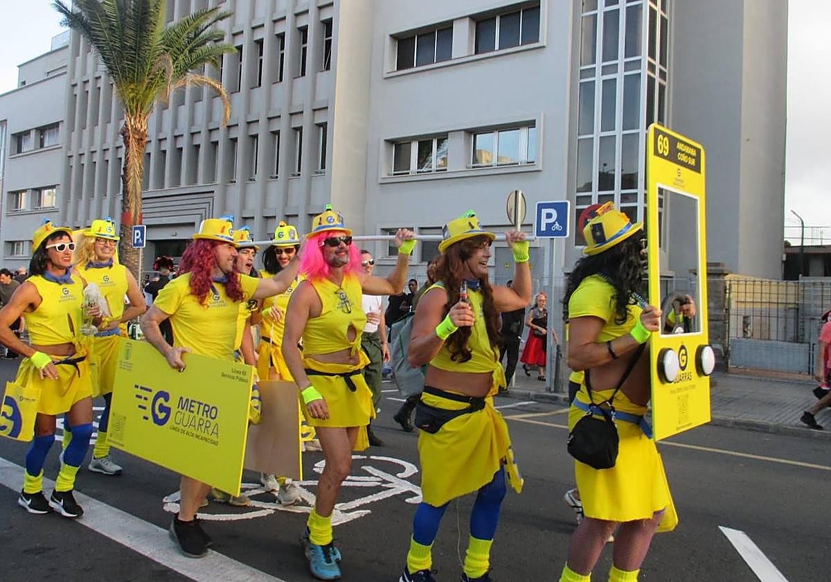 La MetroGuarra a su paso por Manuel Becerra en el carnaval de Las Palmas de Gran Canaria.
