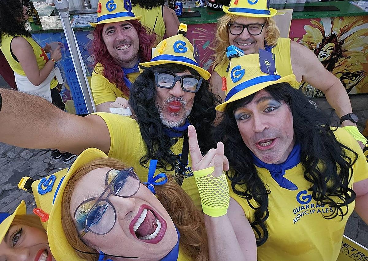 Imagen secundaria 1 - Diversos momentos de la nueva fantasía dada a conocer en el carnaval de Las Palmas de Gran Canaria. 