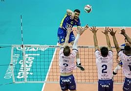 El brasileño Bezerra, imparable pese al intento de bloqueo de tres adversarios.