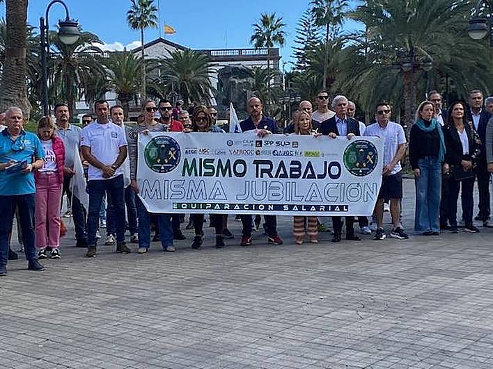 Concentración de policías y guardias civiles apoyados por el PP.
