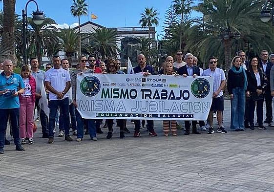 Concentración de policías y guardias civiles apoyados por el PP.