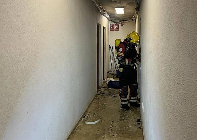 Otra imagen de la actuación de los bomberos.