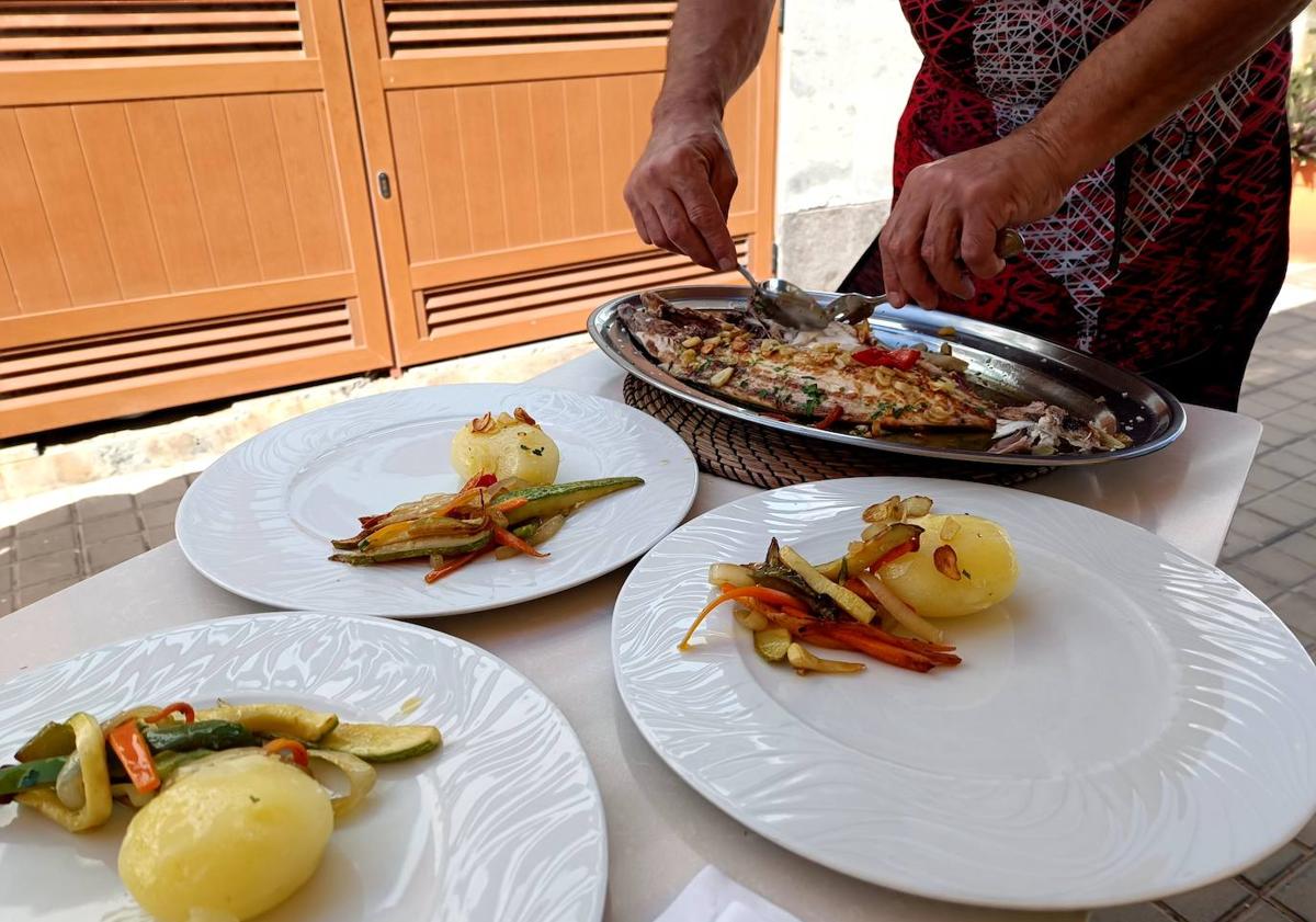 Imagen principal - Un buen pescado fresco en Castillo de Romeral