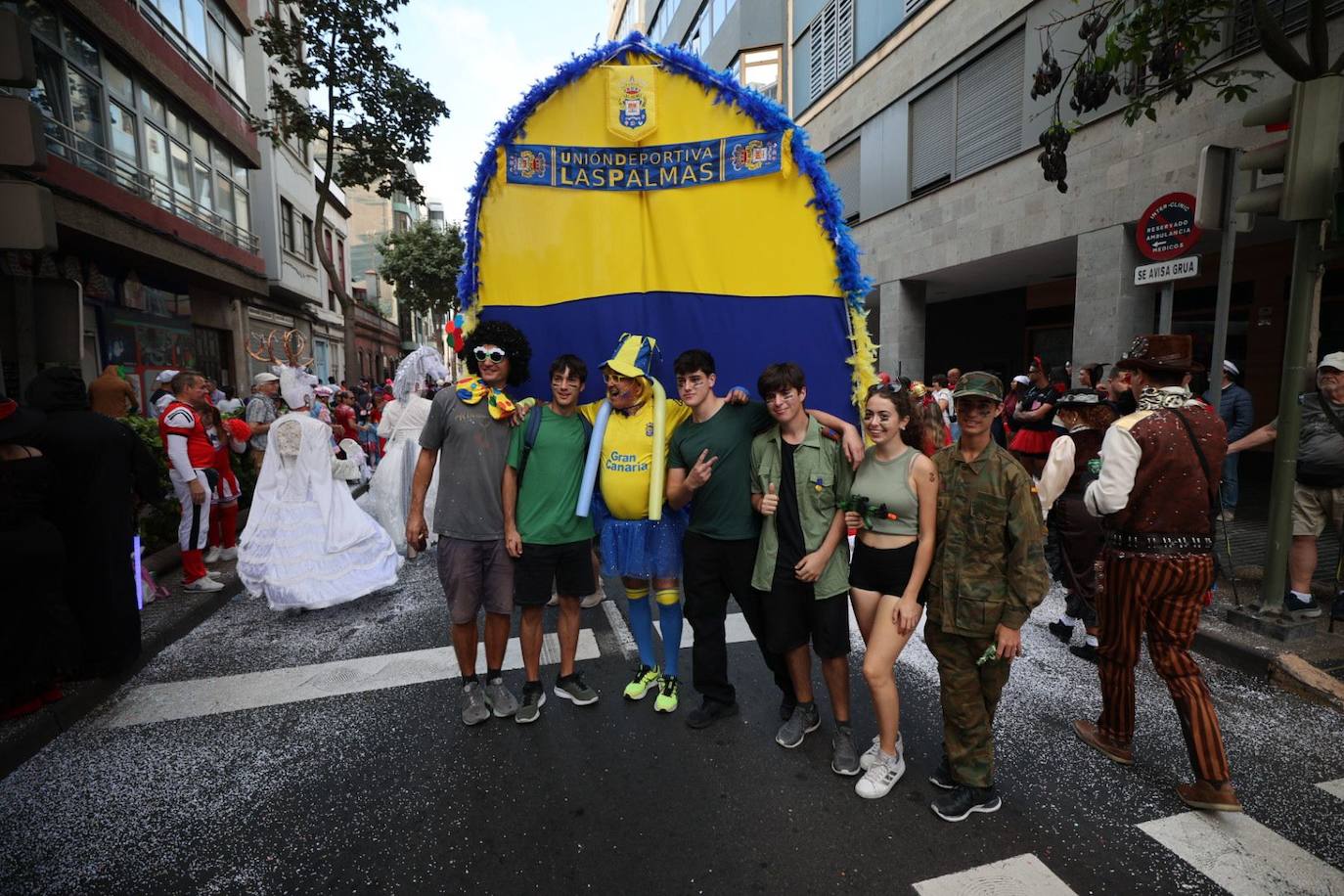 Las mascaritas se lucen recorriendo las calles de la capital grancanaria