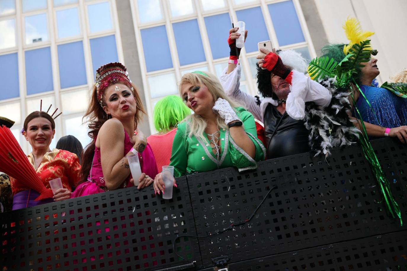 Las mascaritas se lucen recorriendo las calles de la capital grancanaria