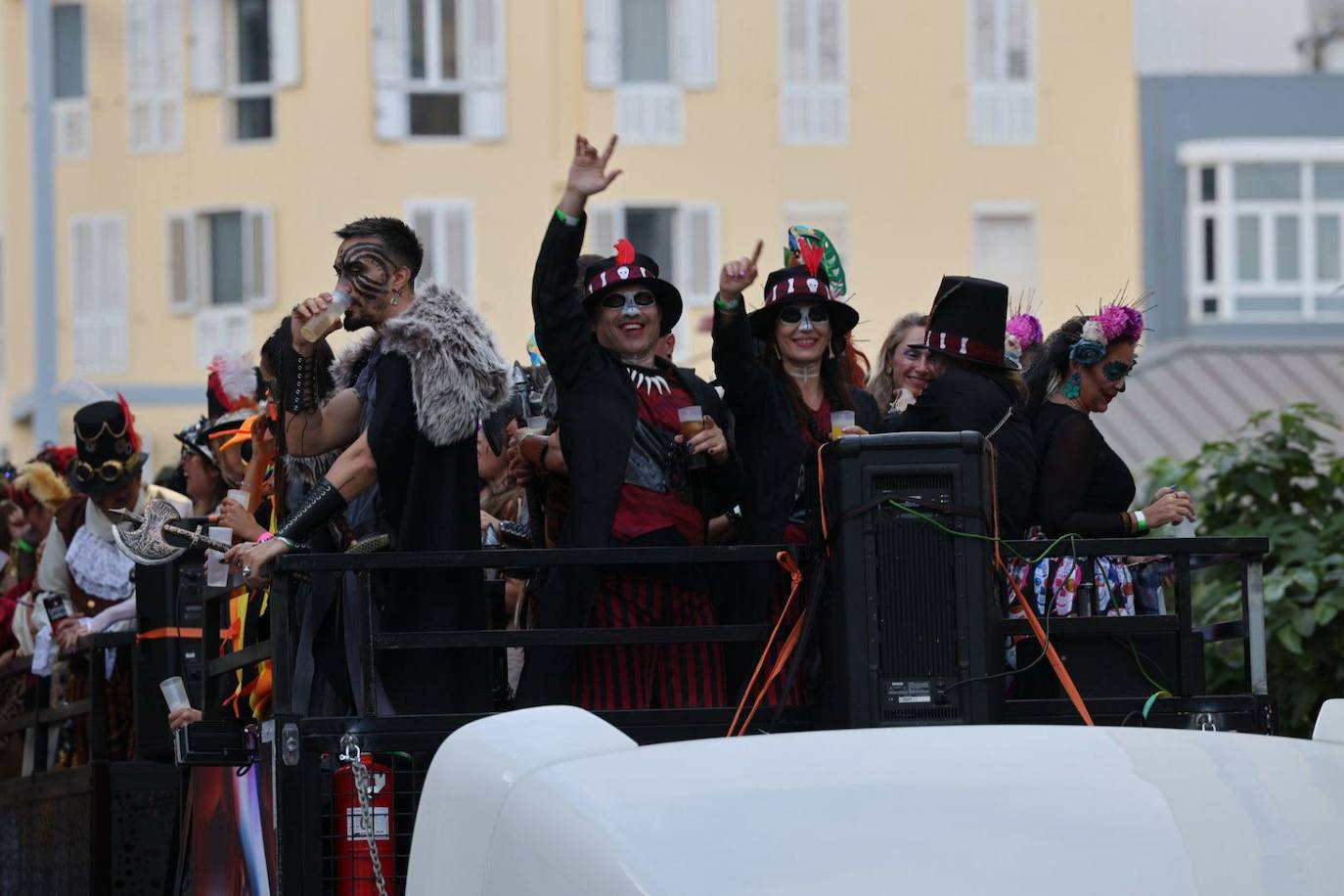 Las mascaritas se lucen recorriendo las calles de la capital grancanaria