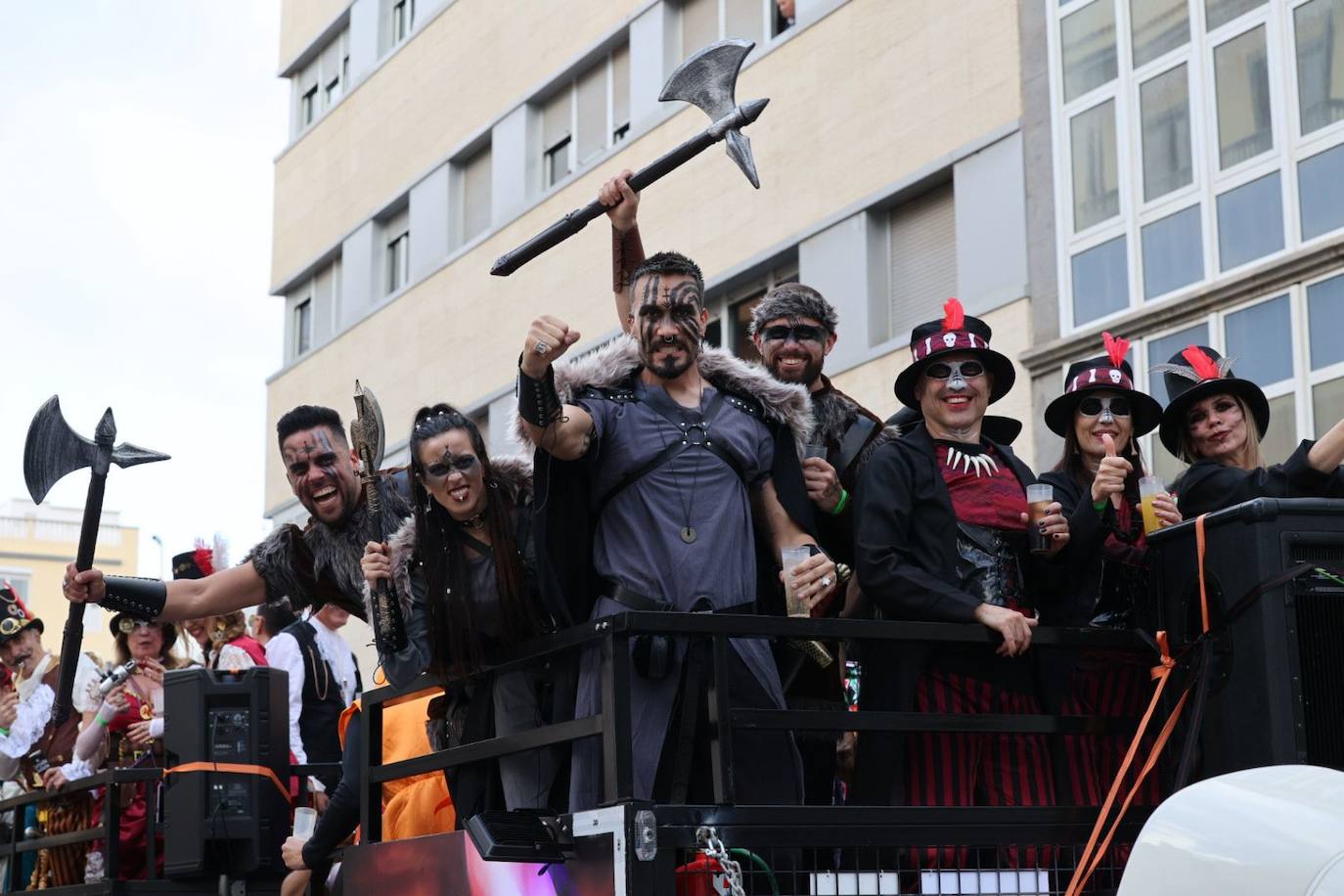 Las mascaritas se lucen recorriendo las calles de la capital grancanaria