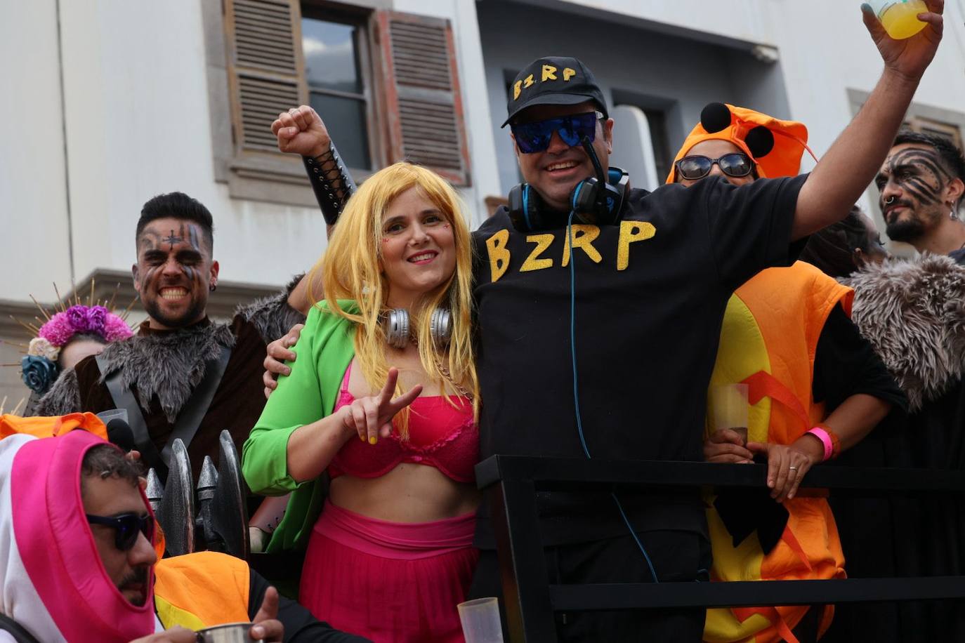 Las mascaritas se lucen recorriendo las calles de la capital grancanaria