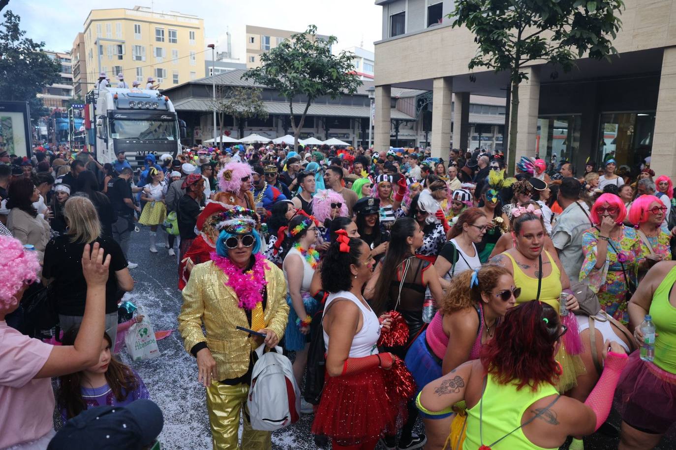 Las mascaritas se lucen recorriendo las calles de la capital grancanaria