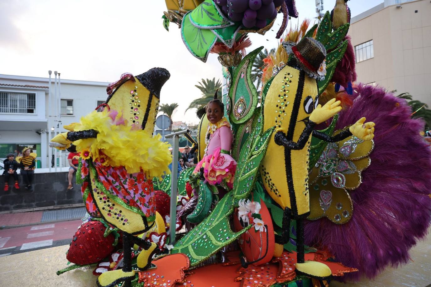 Las mascaritas se lucen recorriendo las calles de la capital grancanaria