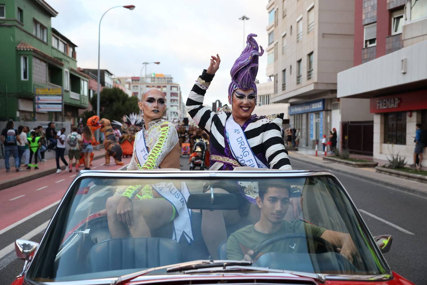 Las mascaritas se lucen recorriendo las calles de la capital grancanaria