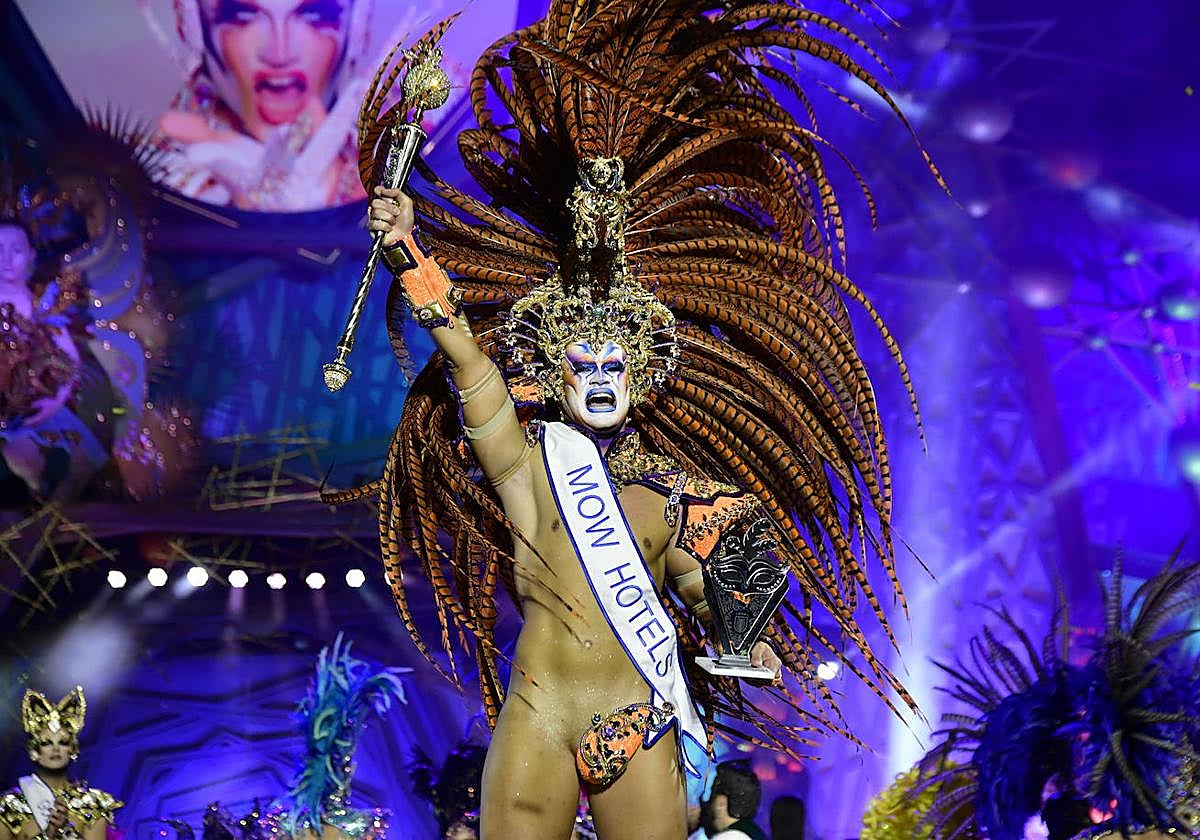 Drag Elektra celebra su victoria en la gala drag queen del carnaval de Las Palmas de Gran Canaria.