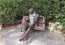 Una de las esculturas de Las Palmas de Gran Canaria luciendo un kufiya.