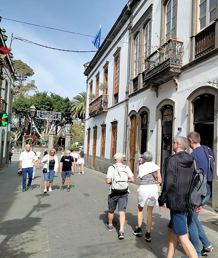 Imagen secundaria 2 - Miriam Cárdenes, técnico municipal; Pino Ramírez y Carla Villegas, en prácticas, en la Oficina de Turismo.