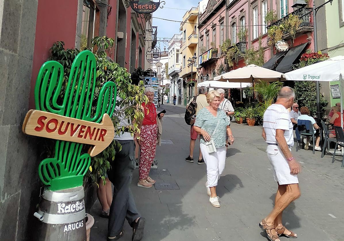 Calle peatonal León y Castillo, centro neurálgico del casco histórico de Arucas.