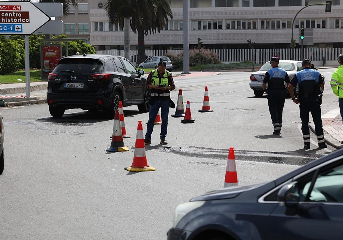 La rotura de una tubería provoca un socavón en Torre Las Palmas