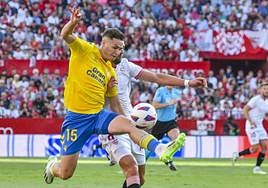 Mika Mármol, al cruce en el partido ante el Sevilla de la primera vuelta.